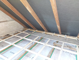 Zateplení stropu rodinného domu pomocí foukané izolace